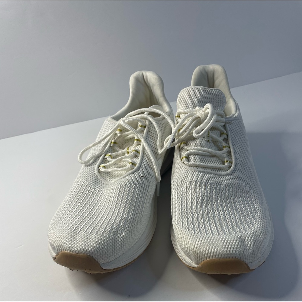 Women size 11 tennis shoe